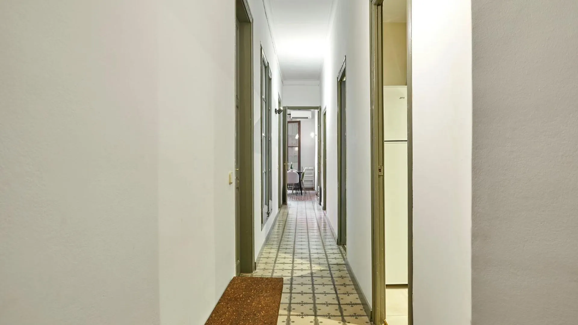 Classic Catalan Family Apartment With Balcony By Maison Pinata Barcelona Espanha